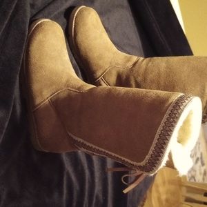 Lamo suede back lace boots 8.5